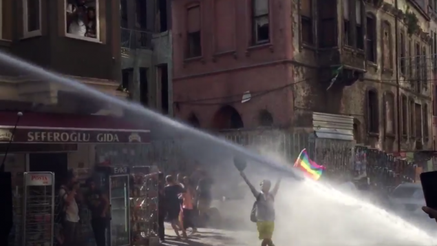 Istanbul: Vodenim topovima, suzavcem i gumenim mecima policija sprječava održavanje Povorke ponosa!
