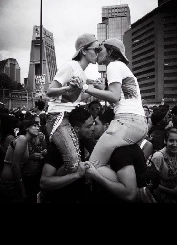 U Londonu 200 ljudi plesom i poljupcima dalo podršku gej paru
