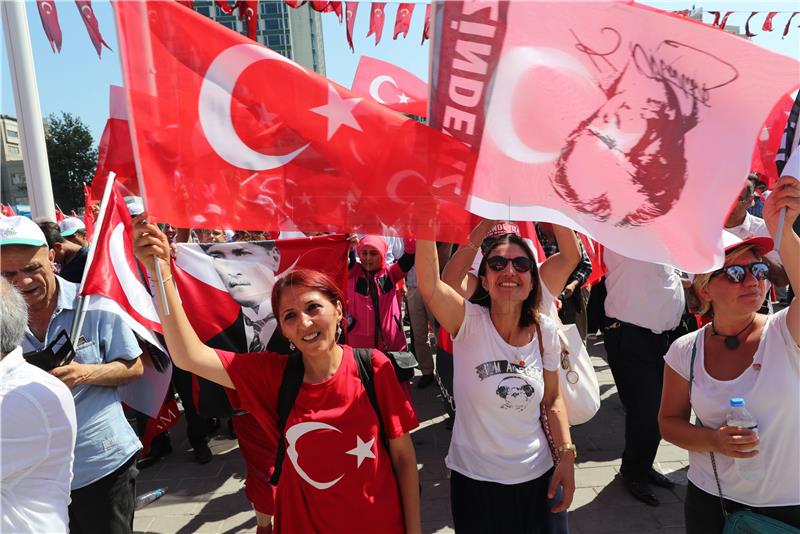 Crvene zastave za demokraciju preplavile Taksim: ‘Ni udar, ni diktat, nego vlast narodu!’