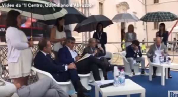 Panel u Italiji: Muškarci raspravljaju, žene im drže kišobrane