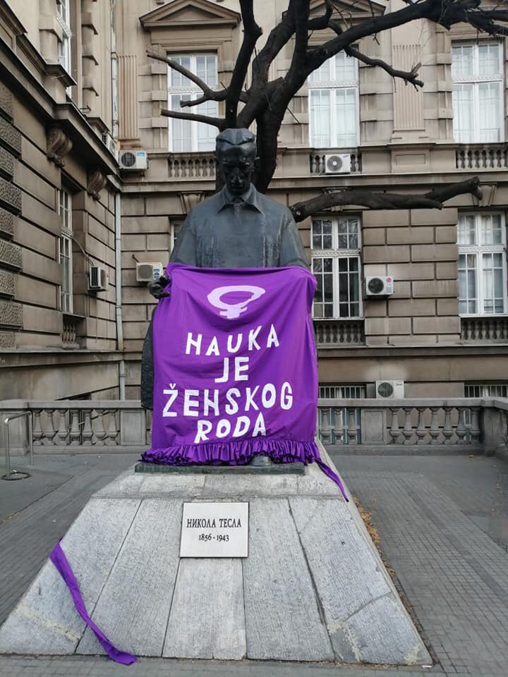 Pregače na beogradskim spomenicima skreću pažnju na kršenje ženskih prava
