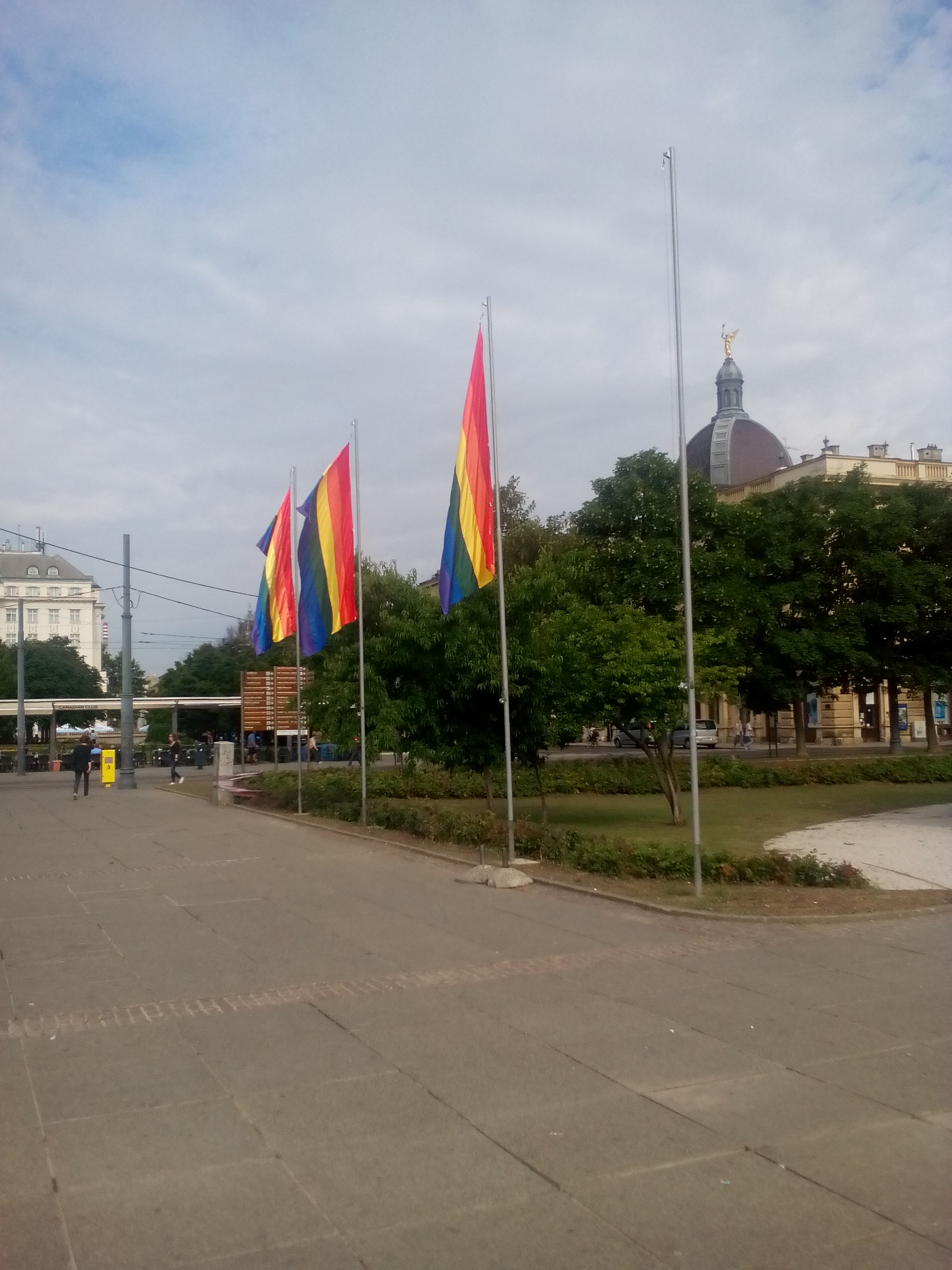 Ponovni obračun sa zastavama pred Povorku: ukradena zastava na Glavnom kolodvoru