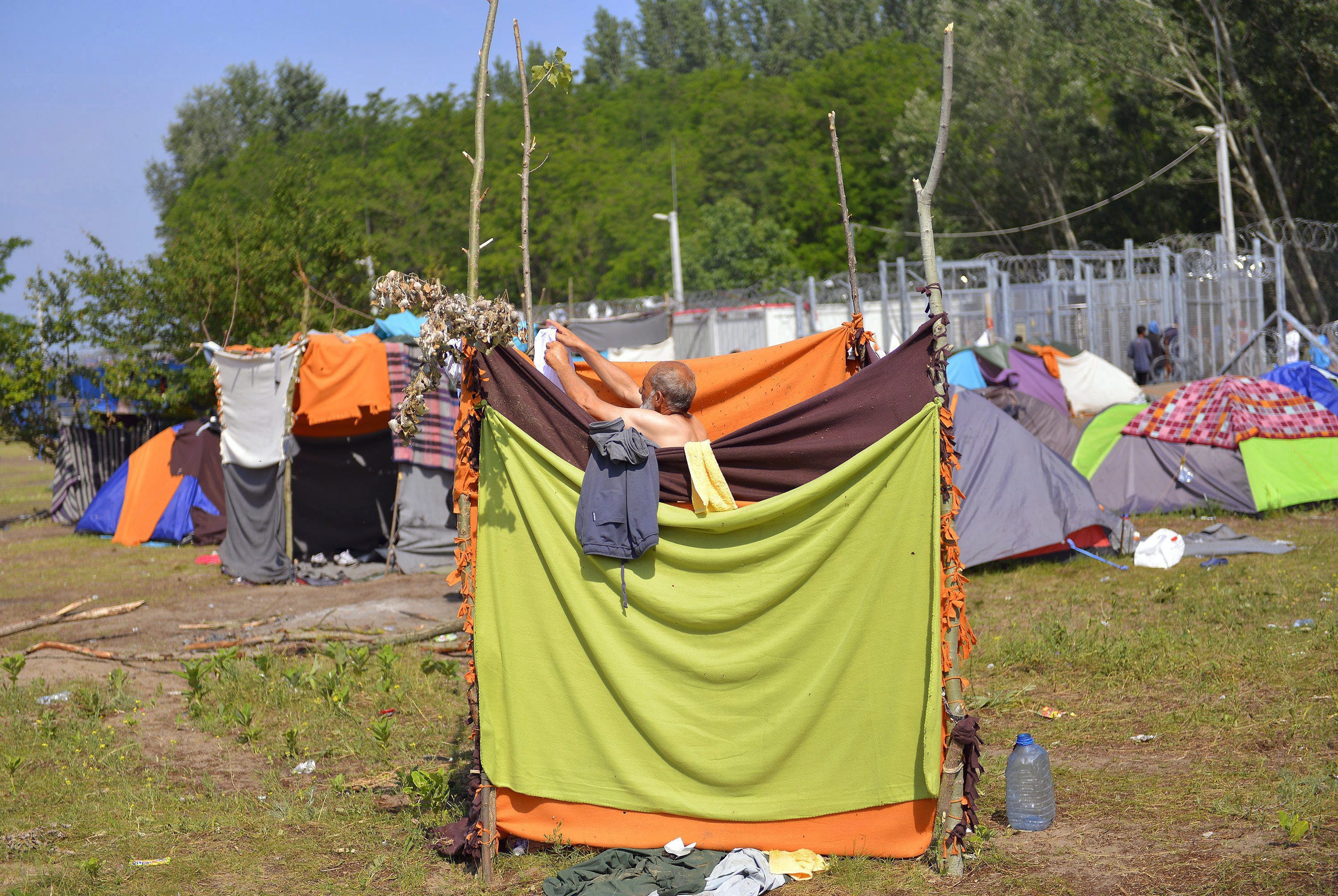 Između Srbije i Mađarske niklo šatorsko naselje izbjeglica