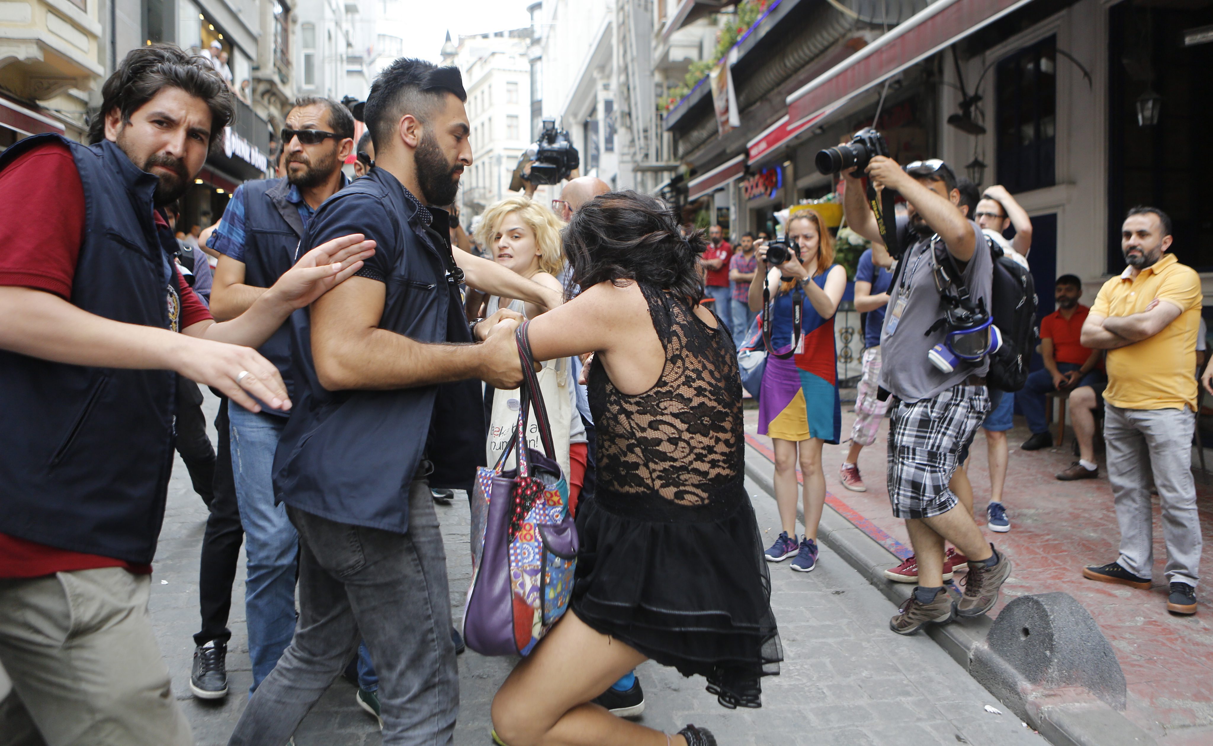 Policija u Istanbulu suzavcem rastjerivala Povorku ponosa
