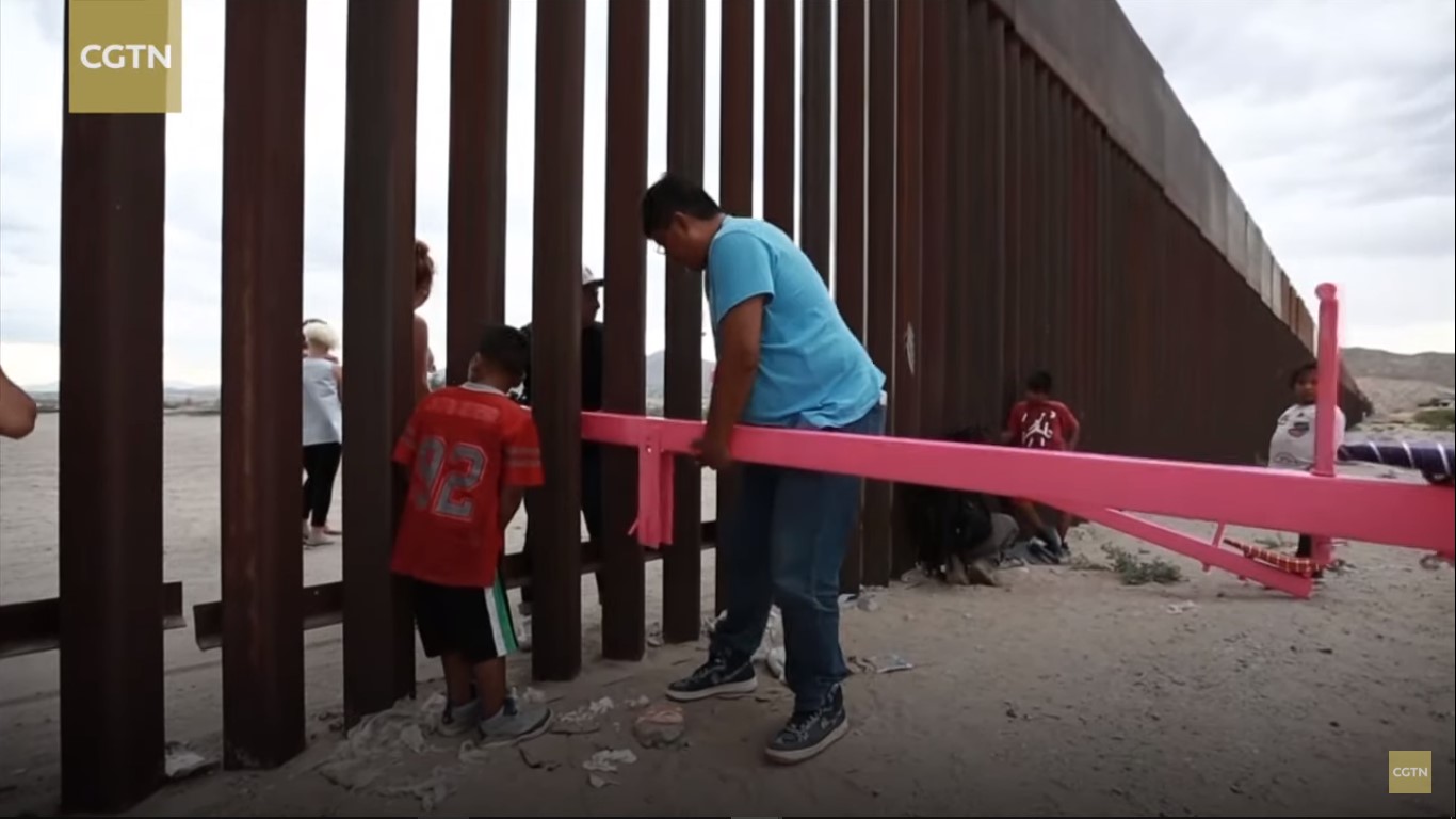 Djeca se klackala na čeličnoj ogradi koja odvaja Meksiko i SAD