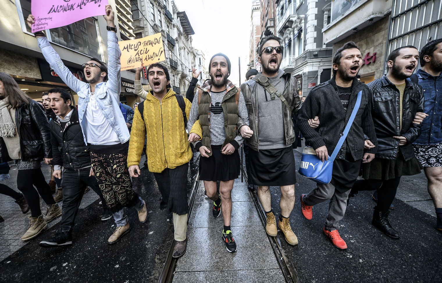 Turska: Muškarci nose minice u kampanji za ženska prava