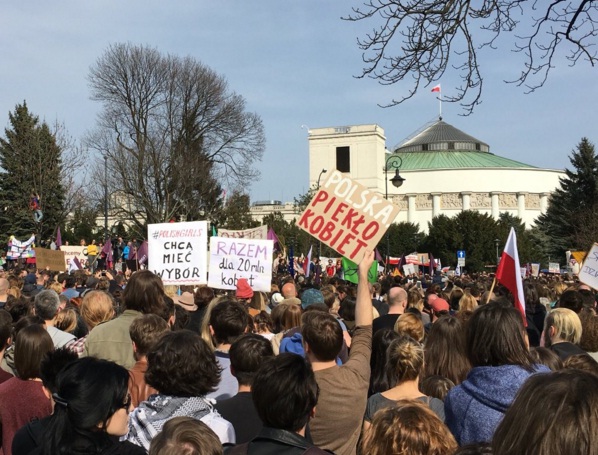 Tisuće prosvjednika i prosvjednica protiv potpune zabrane pobačaja u Poljskoj