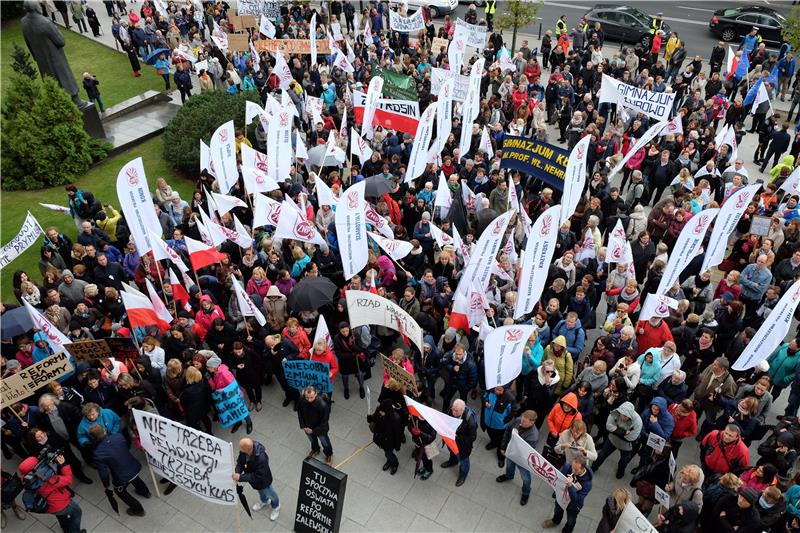 Poljska: Tisuće nastavnika/ica prosvjedovalo protiv reforme obrazovanja