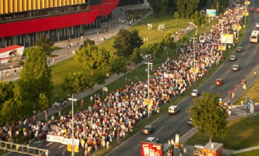 Deseci tisuća ljudi još jednom prosvjedovali ulicama Beograda