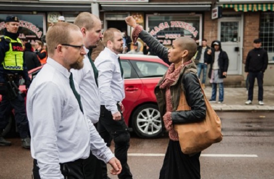 Švedska aktivistkinja s uzdignutom šakom hrabro stala pred 300 neonacista