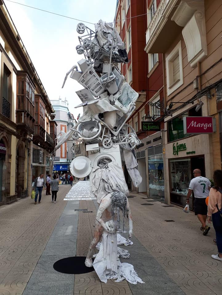 Instalacija posvećena ženi koja obavlja kućanske poslove bila je postavljena u Španjolskoj