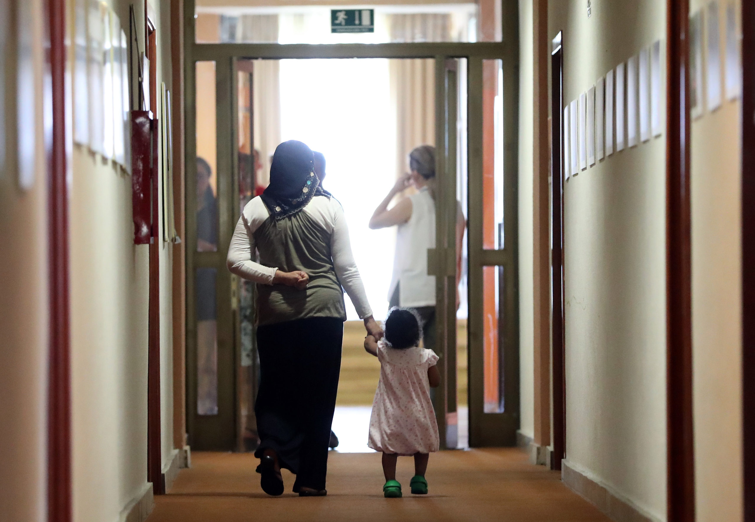 Majka i kći u hodniku birokracije