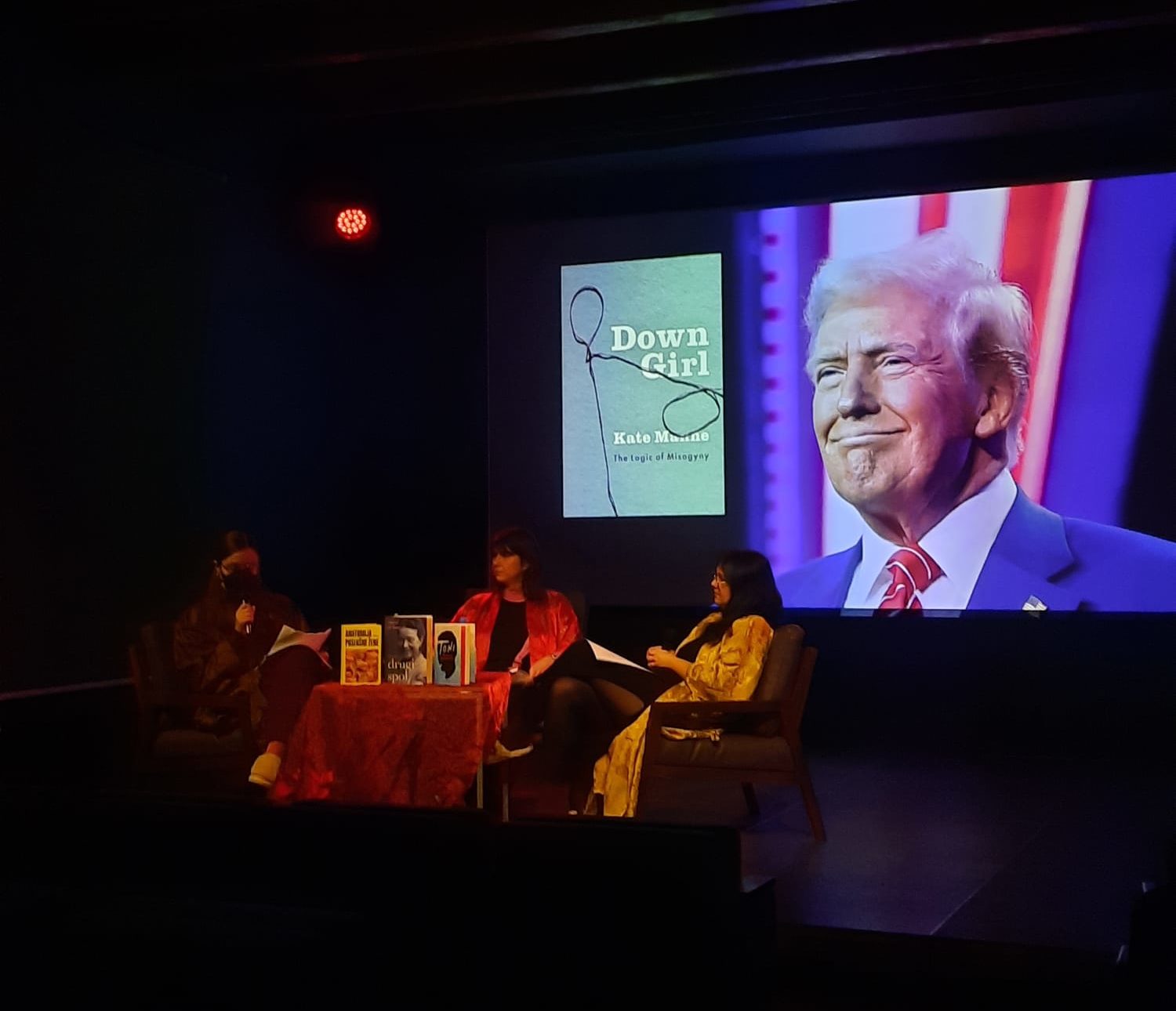 Seansa, slika s pozornice, tri govornice