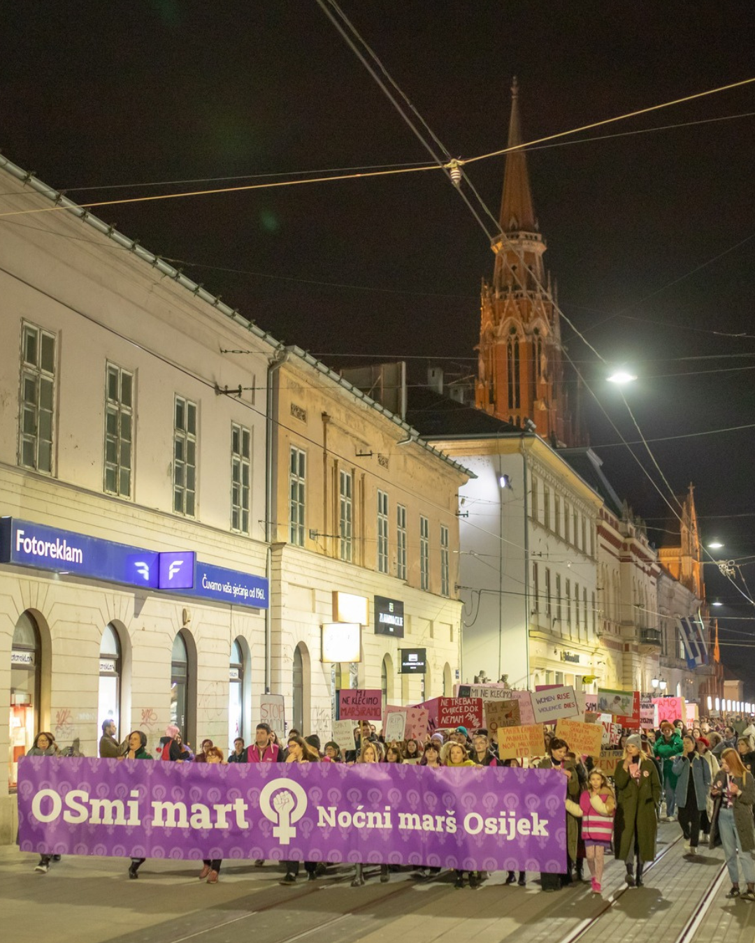 Slika s Noćnog marša na 8. mart iz Osijeka