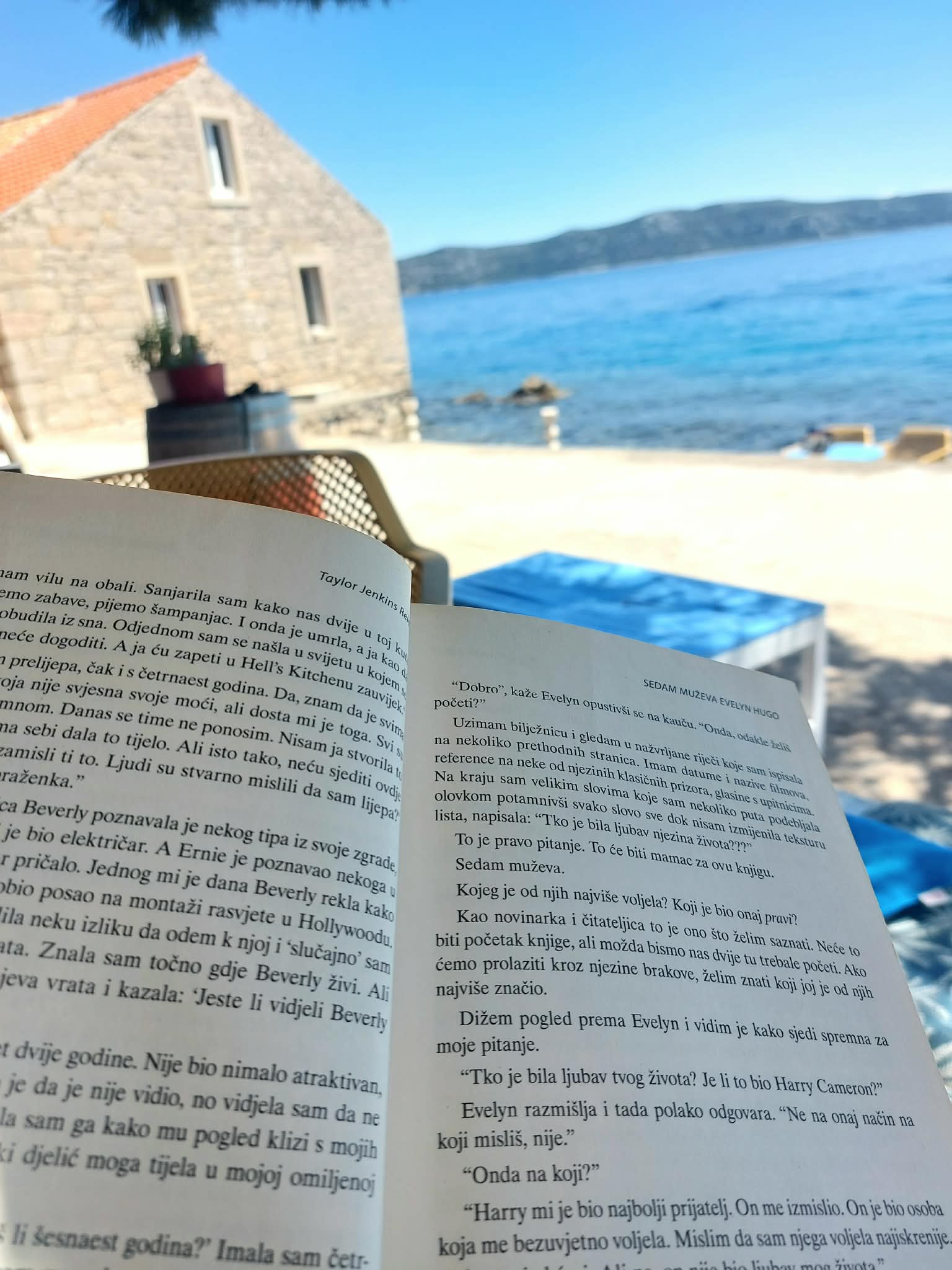 Čitanje knjige na moru, u hladu