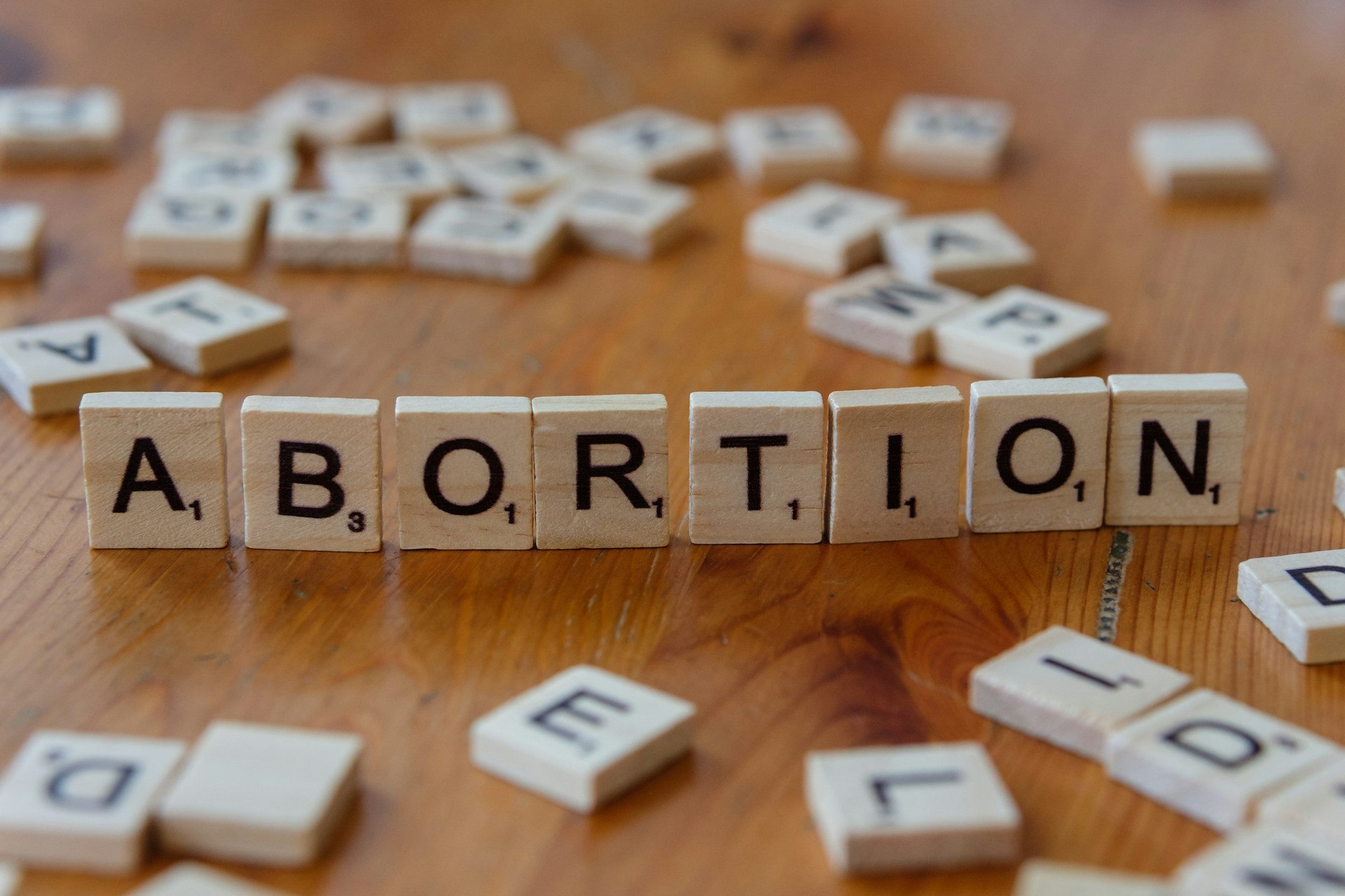 Kockice sa slovima "abortion"